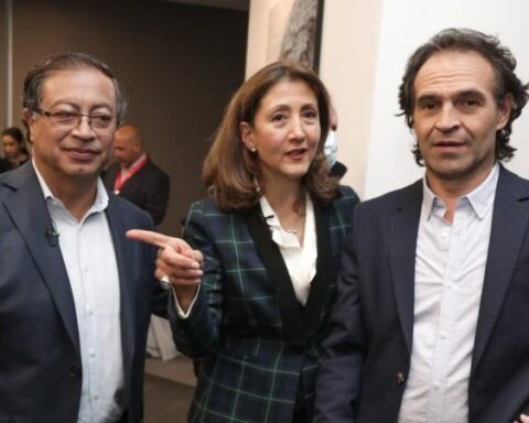 This was the first face-to-face of Ingrid Betancourt, Petro and 'Fico'