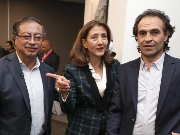 This was the first face-to-face of Ingrid Betancourt, Petro and 'Fico'