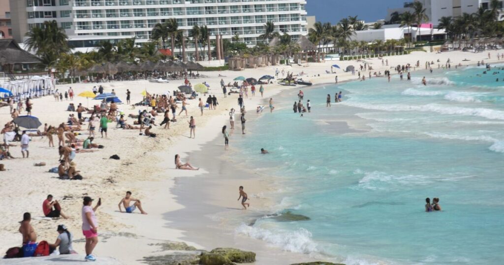 Thousands of tourists arrive at Mexican beaches to enjoy the bridge