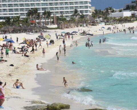 Thousands of tourists arrive at Mexican beaches to enjoy the bridge