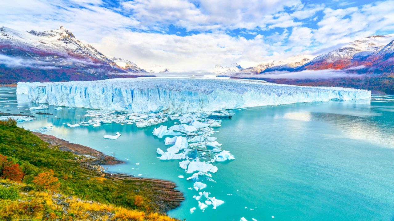 Tourists witnessed an impressive detachment of the Perito Moreno glacier