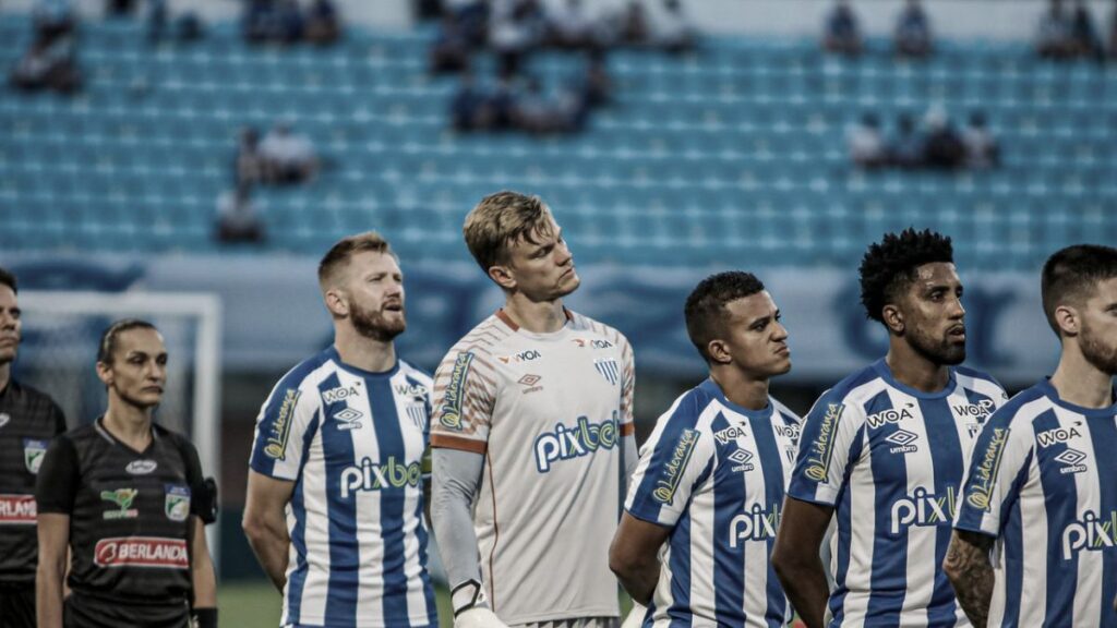 Despiden a dos futbolistas brasileños tras ir a una fiesta que acabó a tiros