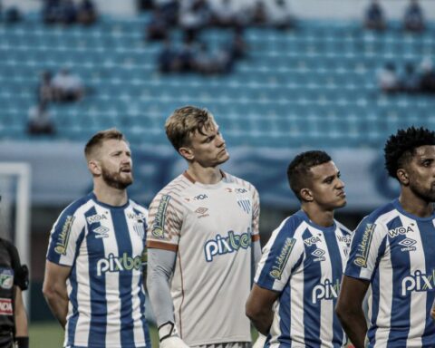 Despiden a dos futbolistas brasileños tras ir a una fiesta que acabó a tiros