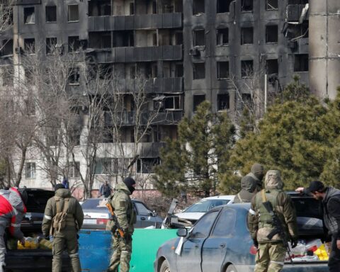 Ukraine rejects Russian ultimatum, Mariupol does not surrender