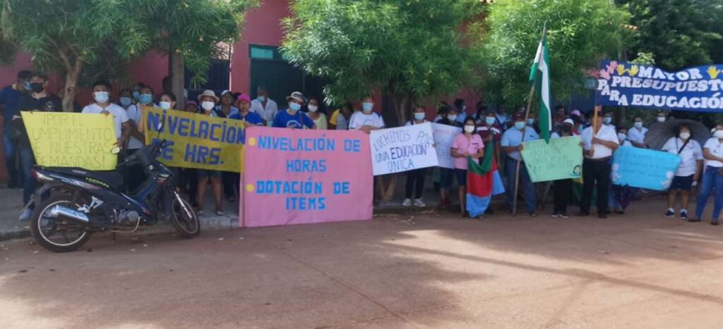 Urban teachers from San Matías marched demanding a salary increase and better working conditions