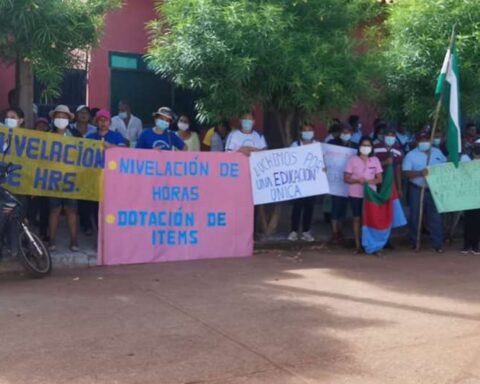 Urban teachers from San Matías marched demanding a salary increase and better working conditions