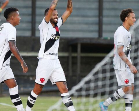 Vasco scores 3-0 at Resende and will face Flamengo in the Carioca semi