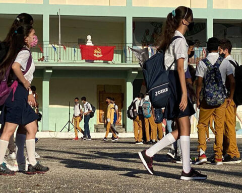 Without flags or brands, this is how clothes should be if the school uniform is not used in Cuba