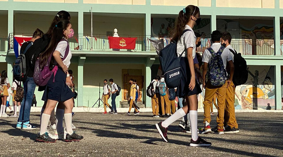 Without flags or brands, this is how clothes should be if the school uniform is not used in Cuba