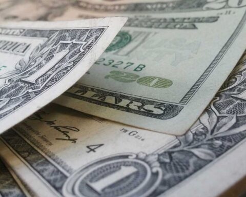 Dollar today: how much is the foreign currency trading for this Monday, April 18