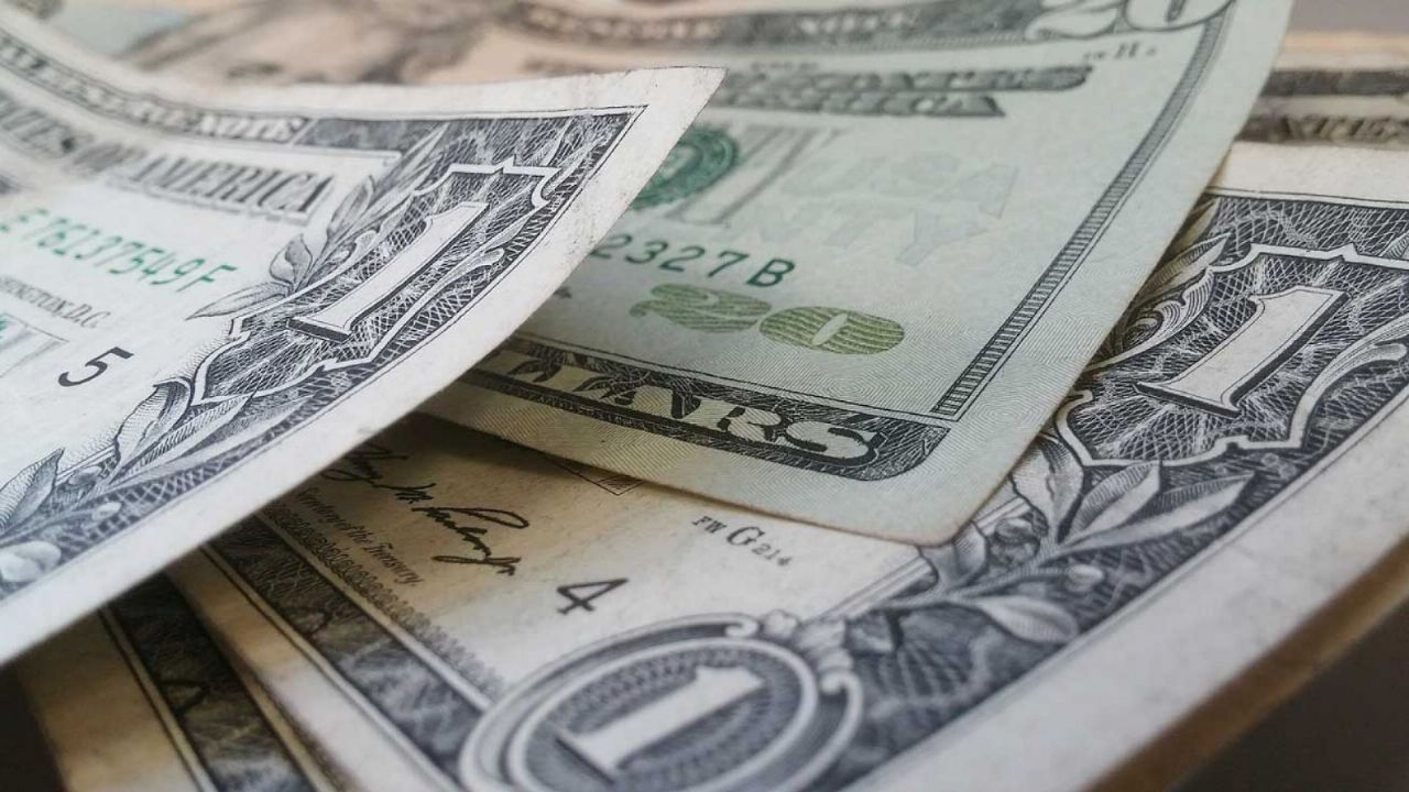 Dollar today: how much is the foreign currency trading for this Monday, April 18