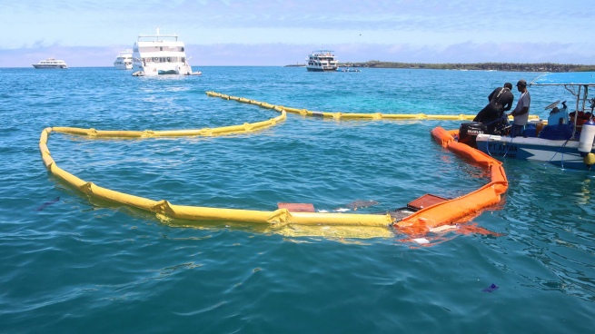 A boat carrying about 7,500 liters of diesel sank off the Galapagos