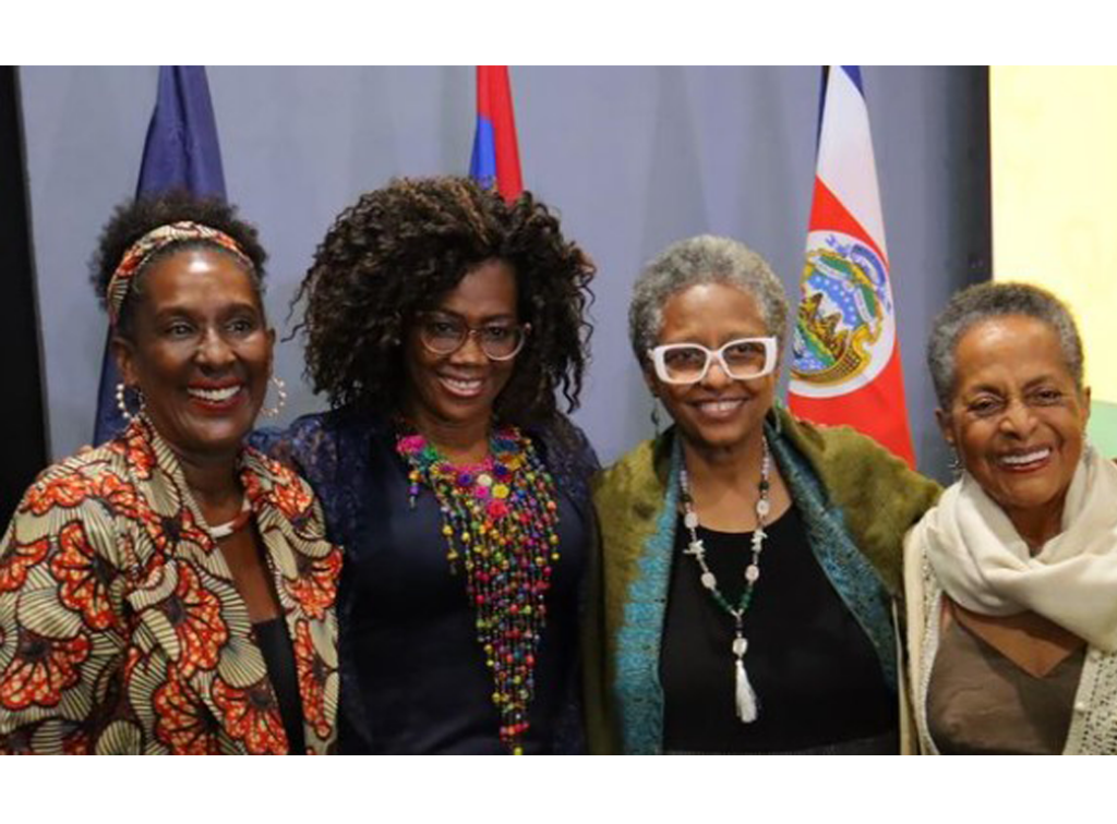 De izquierda a derecha: Dra. Mayra Santos Febres, investigadora general del programa de Diversificación Académica en Afrodescendencia y Racialización, escritora y coordinadora de esta CumbreAfro. Epsy Campbell Barr, vicepresidenta de Costa Rica. Ana Irma Rivera Lassén, afropuertorriqueña, senadora, abogada, y activista antirracista. Susana Baca, cantante, compositora, investigadora y educadora afroperuana. Ganadora de múltiples Grammys Latinos y exministra de Cultura de Perú. Foto: tomada de Afrodescendencia UPR/Instagram.