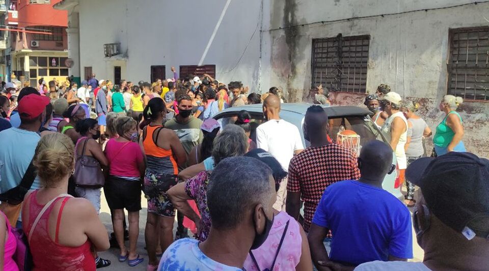 A queue ends in blows this Good Friday in Central Havana