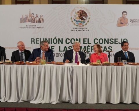 AMLO has dinner with US businessmen at the National Palace;  they talk about investments