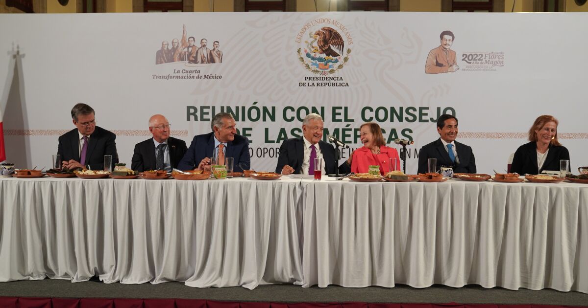 AMLO has dinner with US businessmen at the National Palace;  they talk about investments