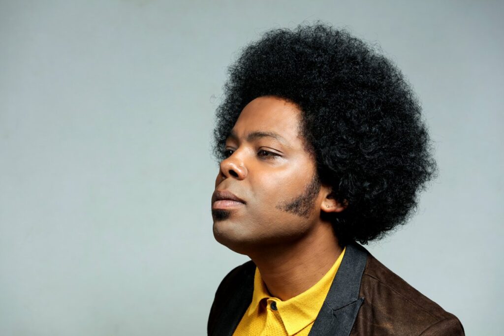 El cantautor, músico y compositor cubano nacionalizado canadiense, Alex Cuba, creador del álbum "Mendó" en el que fusiona géneros como el jazz, el pop o el soul. Foto: Eduardo Rawdriguez/Efe.