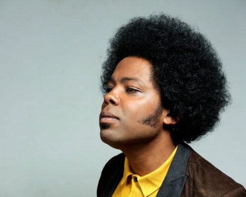 El cantautor, músico y compositor cubano nacionalizado canadiense, Alex Cuba, creador del álbum "Mendó" en el que fusiona géneros como el jazz, el pop o el soul. Foto: Eduardo Rawdriguez/Efe.