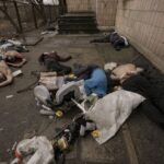 Varios cadáveres en las calles de Bucha. Foto: Vadim Ghirda/AP.