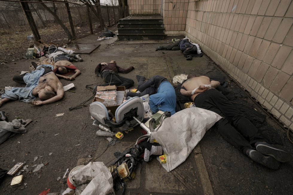 Varios cadáveres en las calles de Bucha. Foto: Vadim Ghirda/AP.