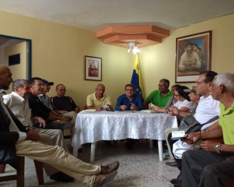 Alternative 1 demands the governor of Carabobo "take his task seriously"