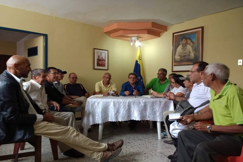 Alternative 1 demands the governor of Carabobo "take his task seriously"