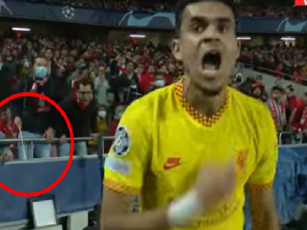 Applause rains down on 'Lucho' Díaz but also 'stick blows', a Benfica fan threw a stick at him during the goal celebration