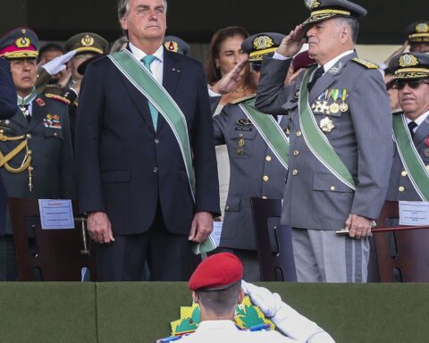 Army is present in difficult times in the country, says president