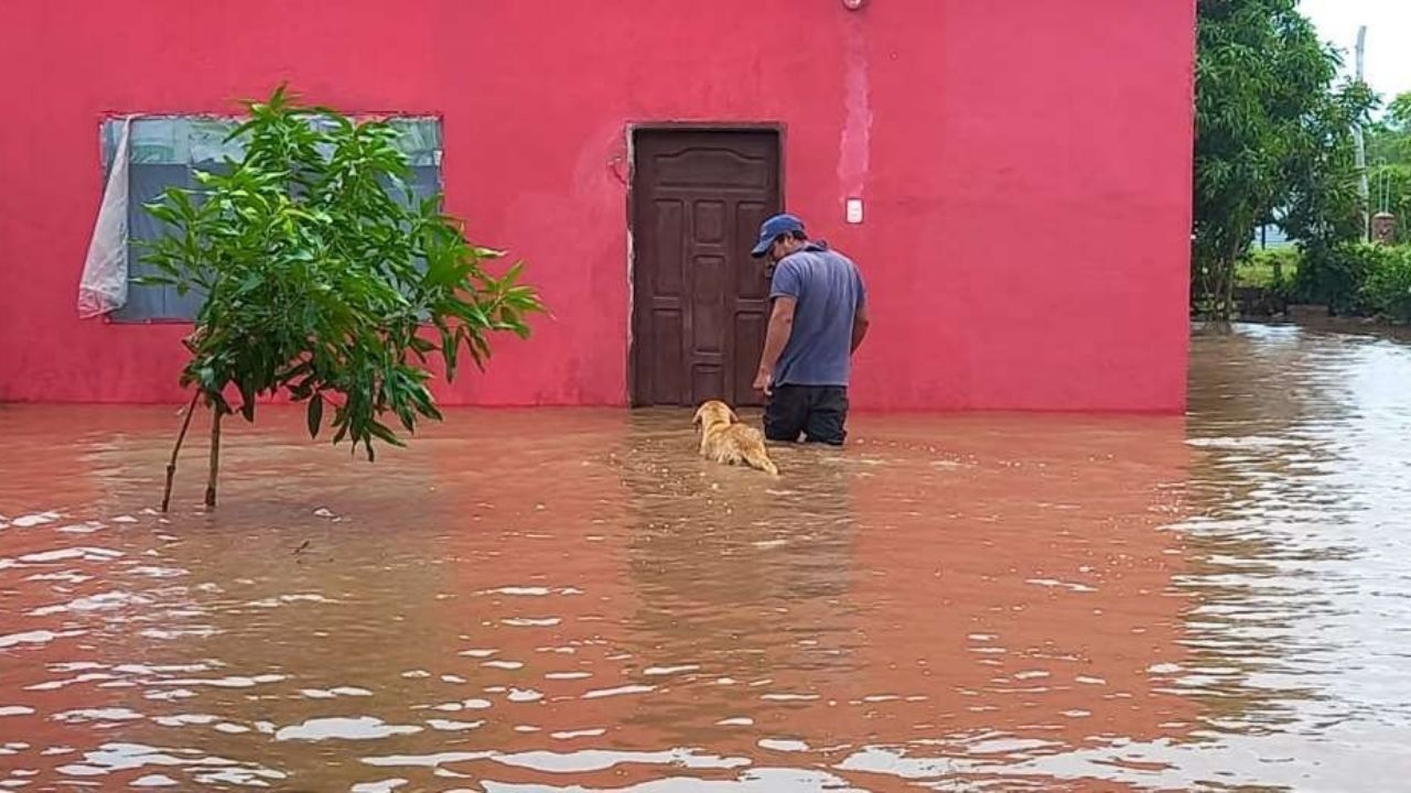 At least 170 homes are under water in Puerto Pailas, where neighbors ask for help