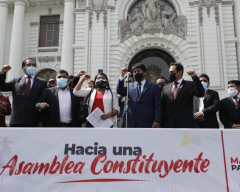 Bancada de Perú Libre protests against the attempt to ban a forum on the Constituent Assembly