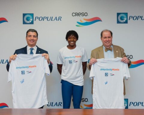 Banco Popular firma a la medallista olímpica Marileidy Paulino