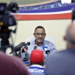 El comisionado nacional de béisbol en Cuba, Juan Reinaldo Pérez Pardo, habla en rueda de prensa hoy, en La Habana (Cuba). Foto: Ernesto Mastrascusa/Efe.