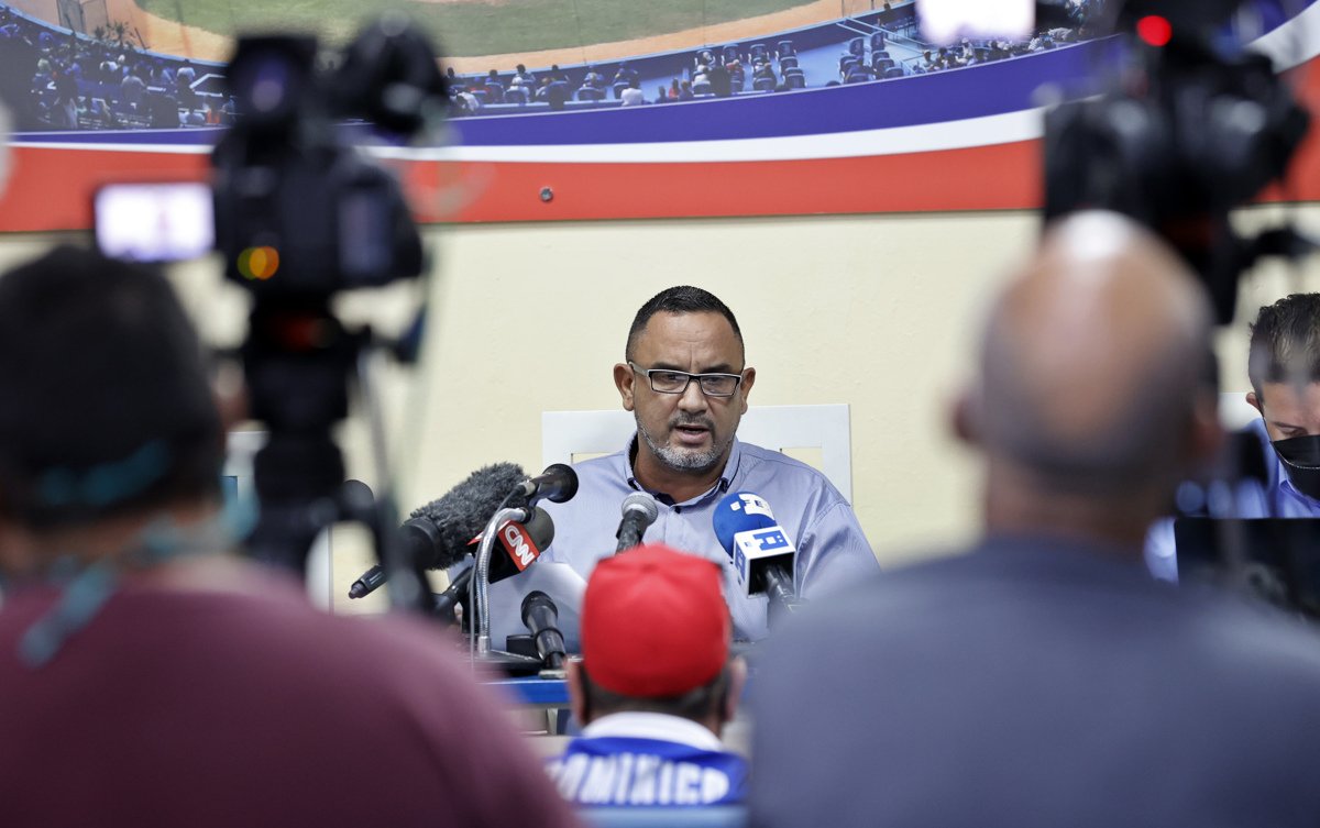 El comisionado nacional de béisbol en Cuba, Juan Reinaldo Pérez Pardo, habla en rueda de prensa hoy, en La Habana (Cuba). Foto: Ernesto Mastrascusa/Efe.