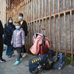 Una familia ucraniana en la frontera sur de EU. Foto: The San Diego Union Tribune.