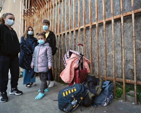 Una familia ucraniana en la frontera sur de EU. Foto: The San Diego Union Tribune.