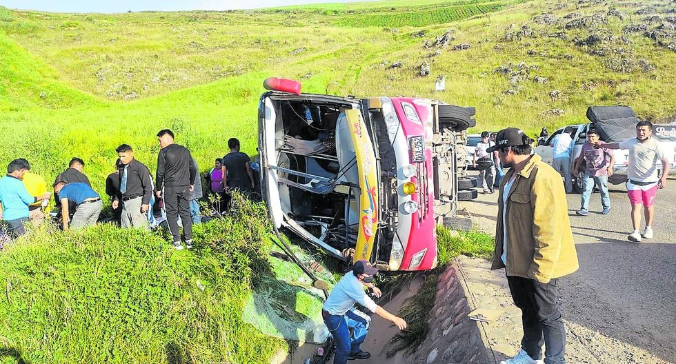 Bus full of musicians gets lost and overturns on the Jauja highway