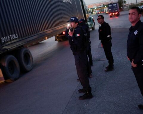 Businesses lose 8 million dollars a day due to transport inspections at the US border