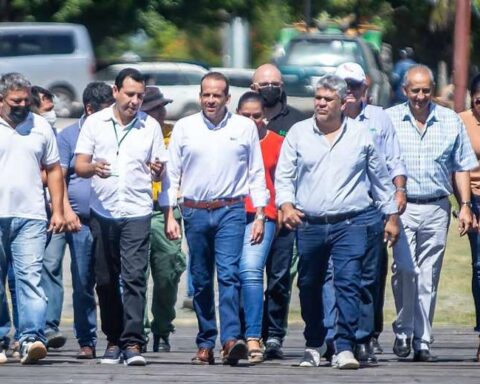 Camacho meets with border authorities to analyze the needs and potential of the region