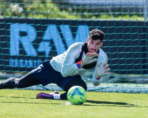 El portero argentino Matías Dituro realiza una parada durante un entranamiento del Celta.