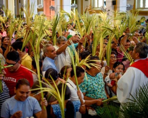 Thousands of Catholic Christians and other denominations commemorate that day with Palm Sunday, which marks the beginning of Holy Week or Major Week and the end of Lent.