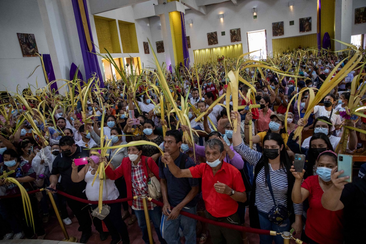 Catholics overflow in the Managua cathedral after two years without processions