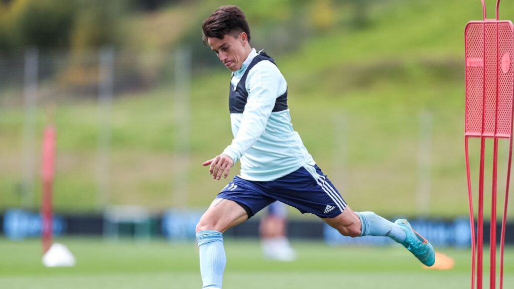 El argentino Franco Cervi se dispone a golpear el balón durante un entrenamiento del Celta.