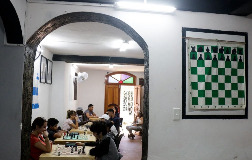 Niños y jóvenes juegan como parte del proyecto comunitario de ajedrez en La Habana Vieja, el 10 de Febrero de 2020 en La Habana, Cuba. FOTO: Calixto N. Llanes/ vía JIT