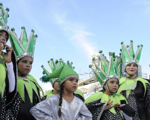 Children's samba schools close this carnival parades in Rio