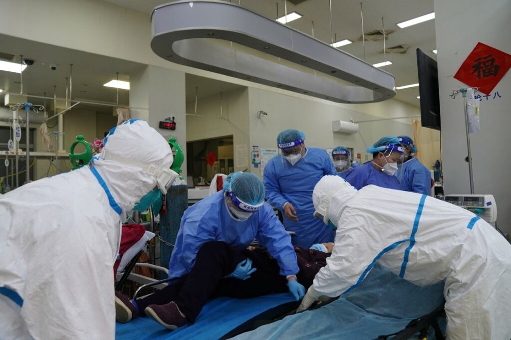 El hospital Ruijin, de Shanghái, asignó más personal médico para reforzar su capacidad de atención a los afectados por la COVID-19. Foto Xinhua.