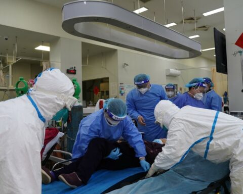 El hospital Ruijin, de Shanghái, asignó más personal médico para reforzar su capacidad de atención a los afectados por la COVID-19. Foto Xinhua.