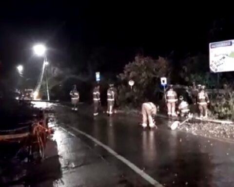 Closure of the road to La Calera and several accidents left by the rains in Bogotá