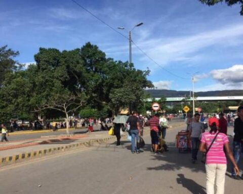 Colombia will raise 'pico y cedula' on the Venezuelan border on May 1