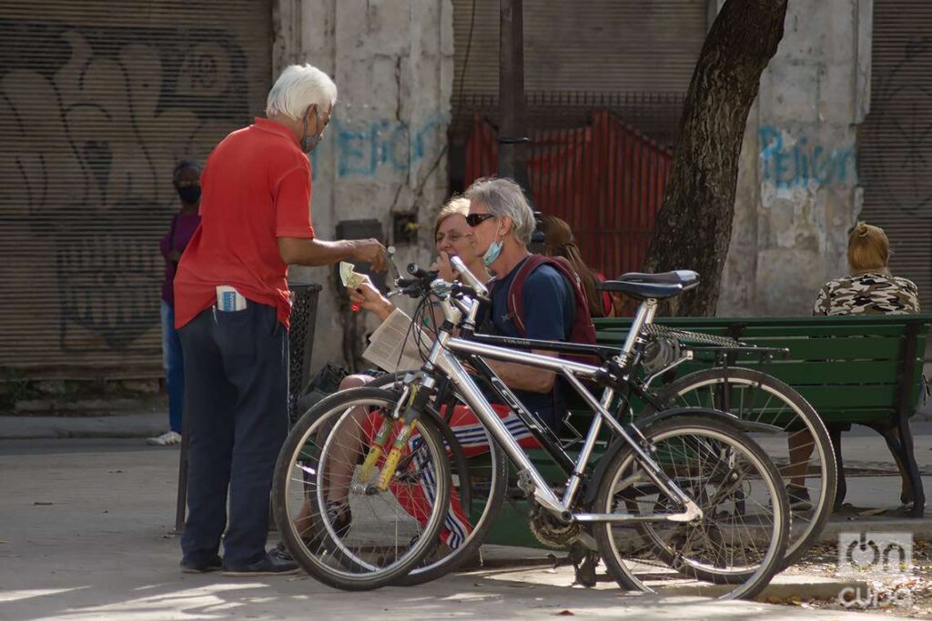 Vendedor de periódico en el Parque del Cristo. Foto: Otmaro Rodríguez.