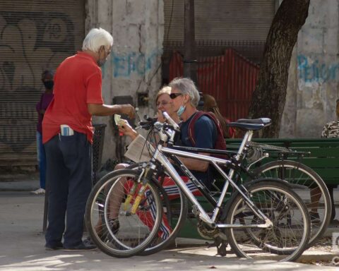 Vendedor de periódico en el Parque del Cristo. Foto: Otmaro Rodríguez.